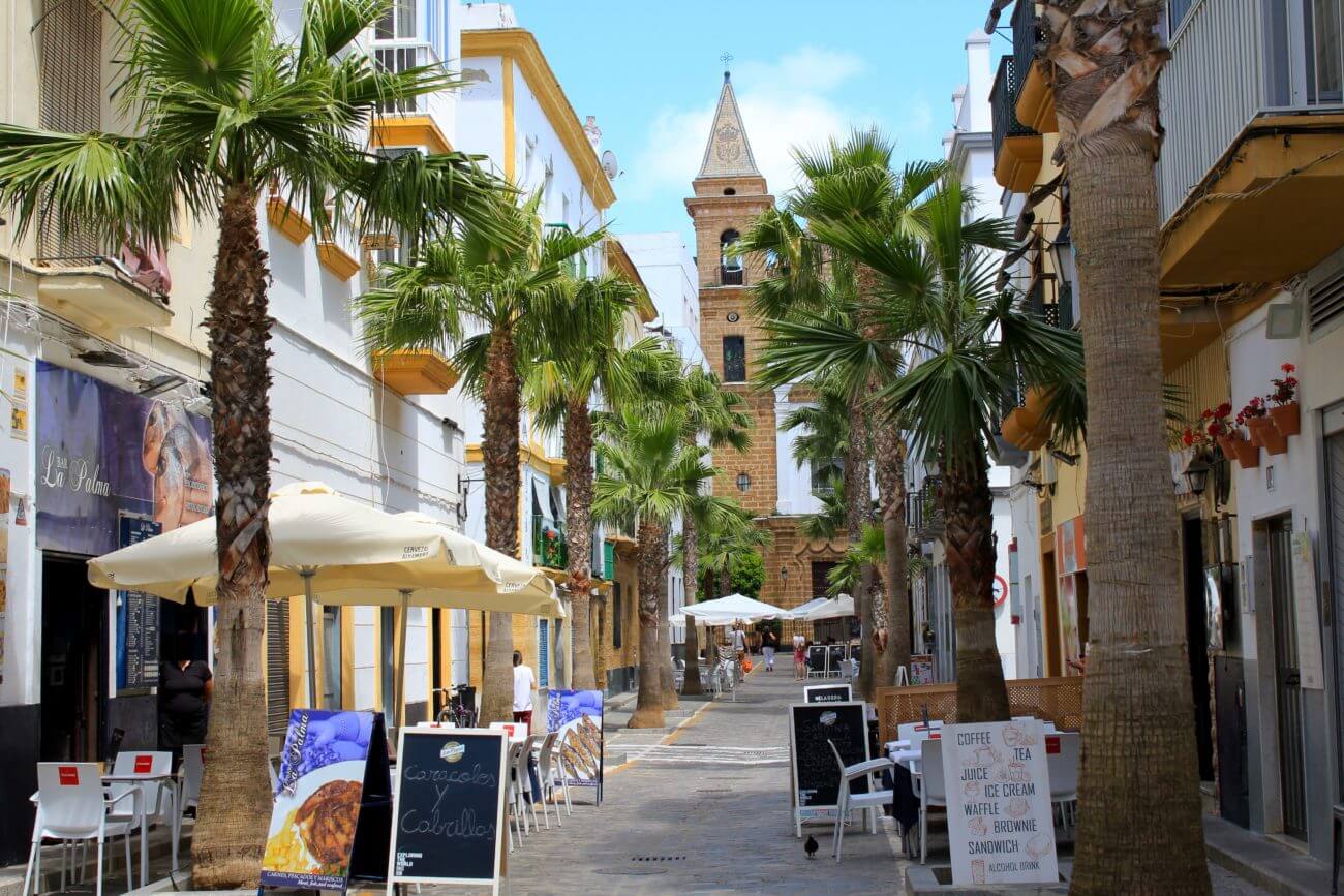Cadiz Straße der Restaurants und Bars in der Nähe vom Strand Playa La Caleta