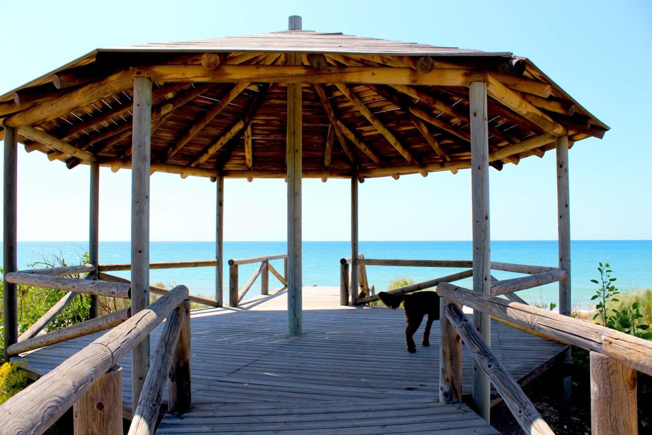 Rota Holzpavillon am Strand