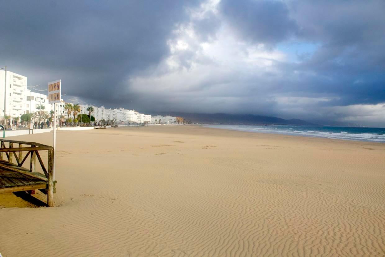 Barbate Blick vom Strand auf die lange Promenade