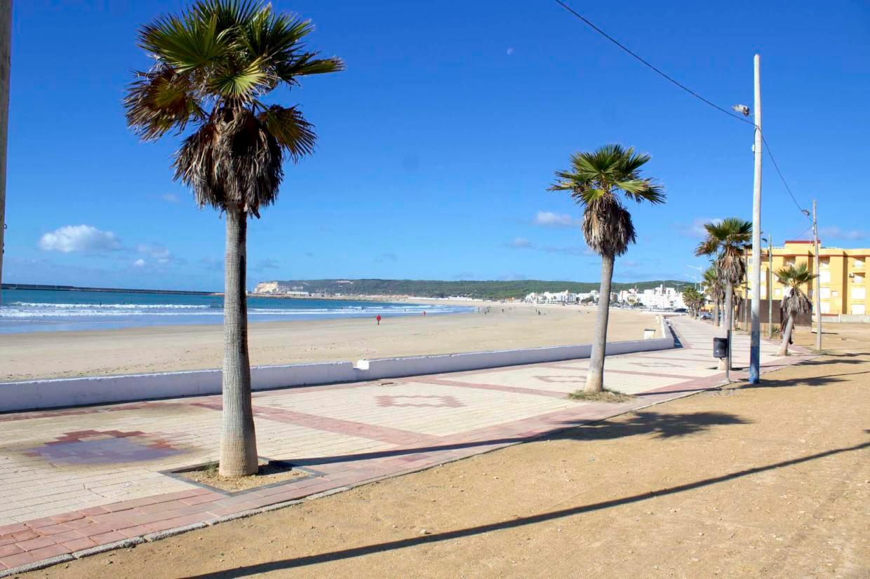 Barbate Blick vom kostenlosen Stellplatz für Wohnmobile und Camper auf die Promenade