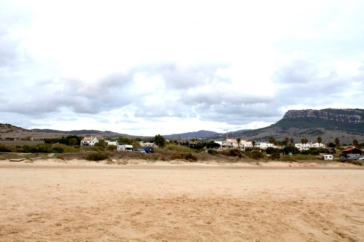 Bolonia Blick auf das Dorf vom Strand aus