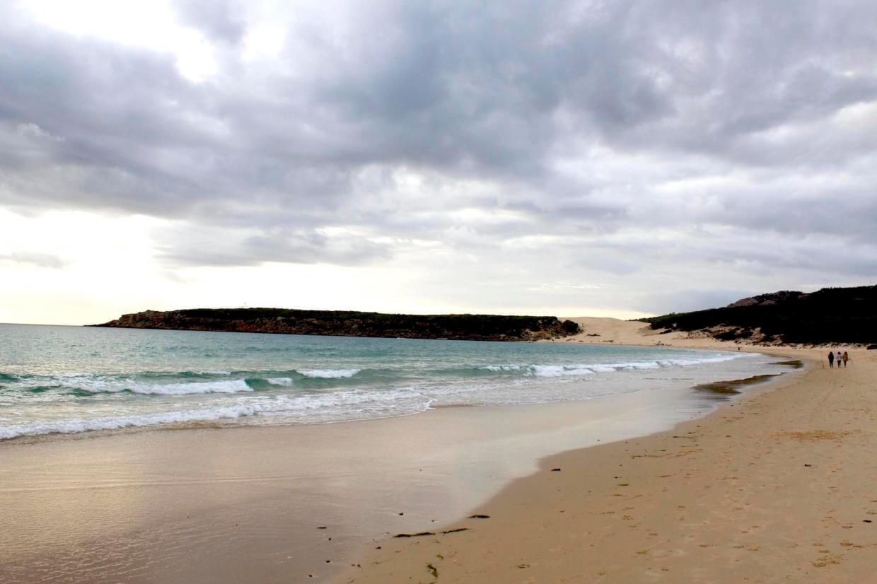 Bolonia Spaziergang am Strand mit der Duene im Hintergrund