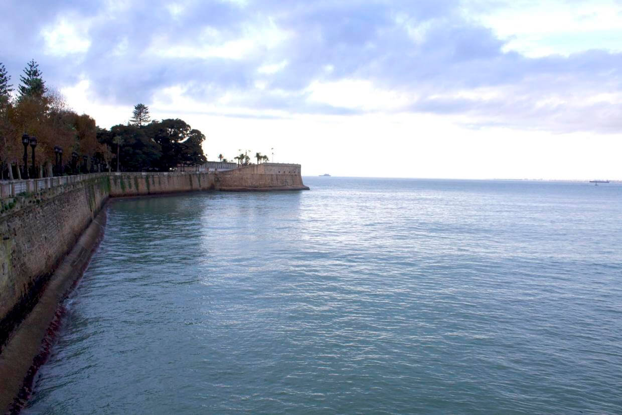 Cadiz Spazierweg am Meer entlang der Gärten