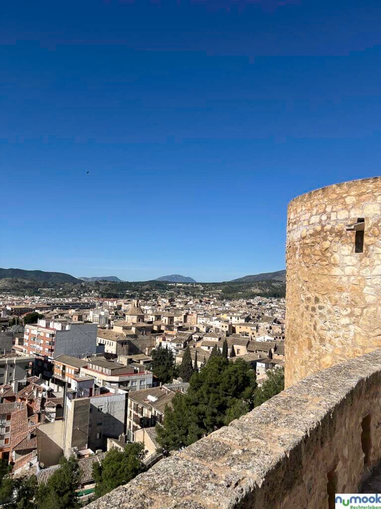 Von den Mauern der Burganlage Caravaca de la Cruz hast du einen schönen Blick auf den Ort