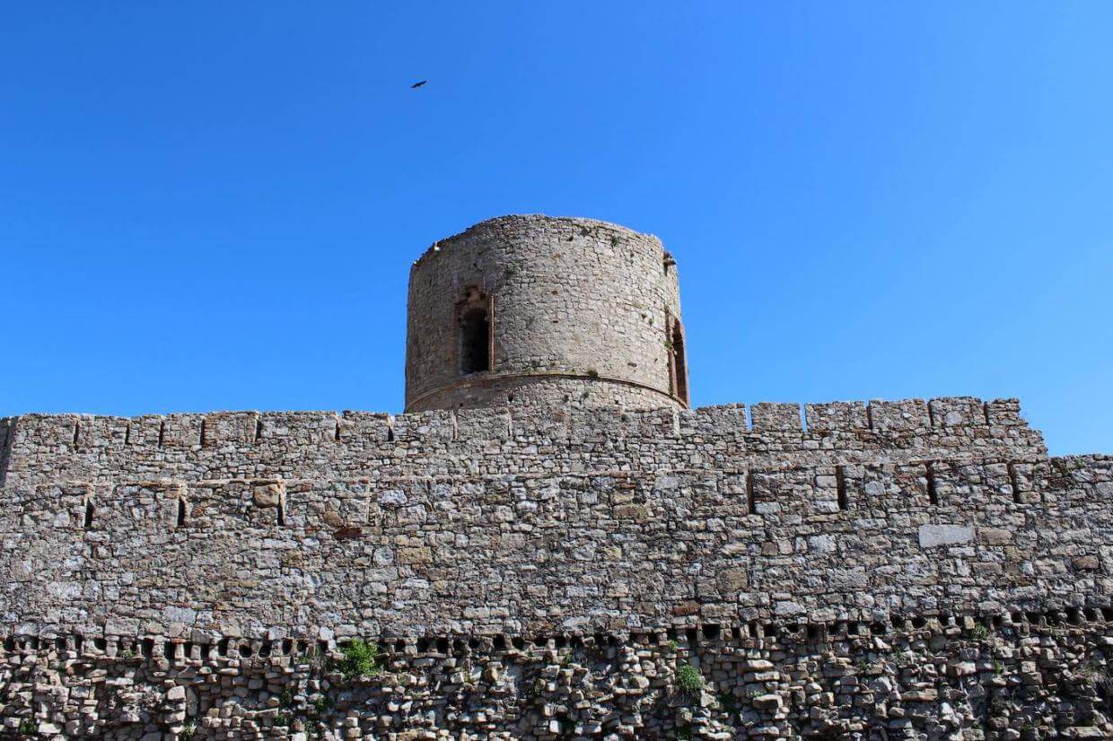 Jimena de la Frontera der Turm der Burg am Naturpark Los Alcornocales