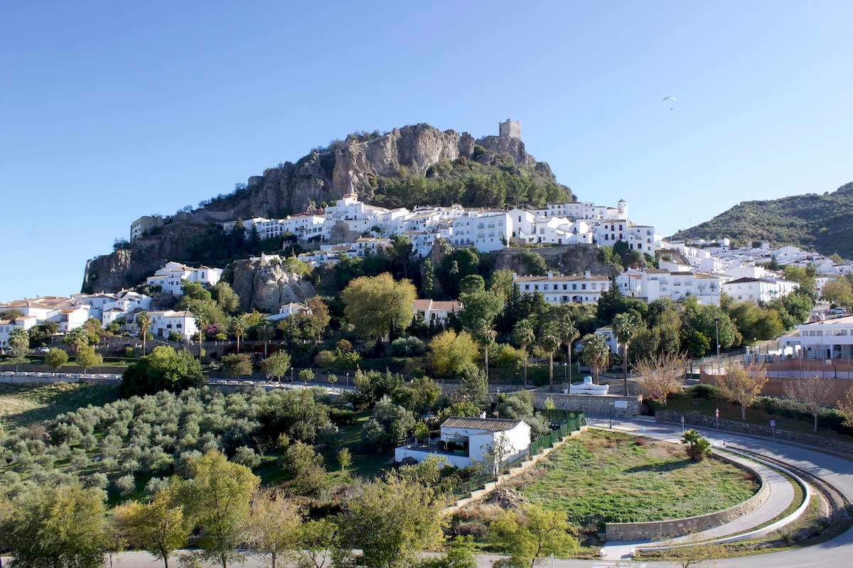 Zahara de la Sierra das weiße Dorf Andalusien auf 700 Meter am Stausee