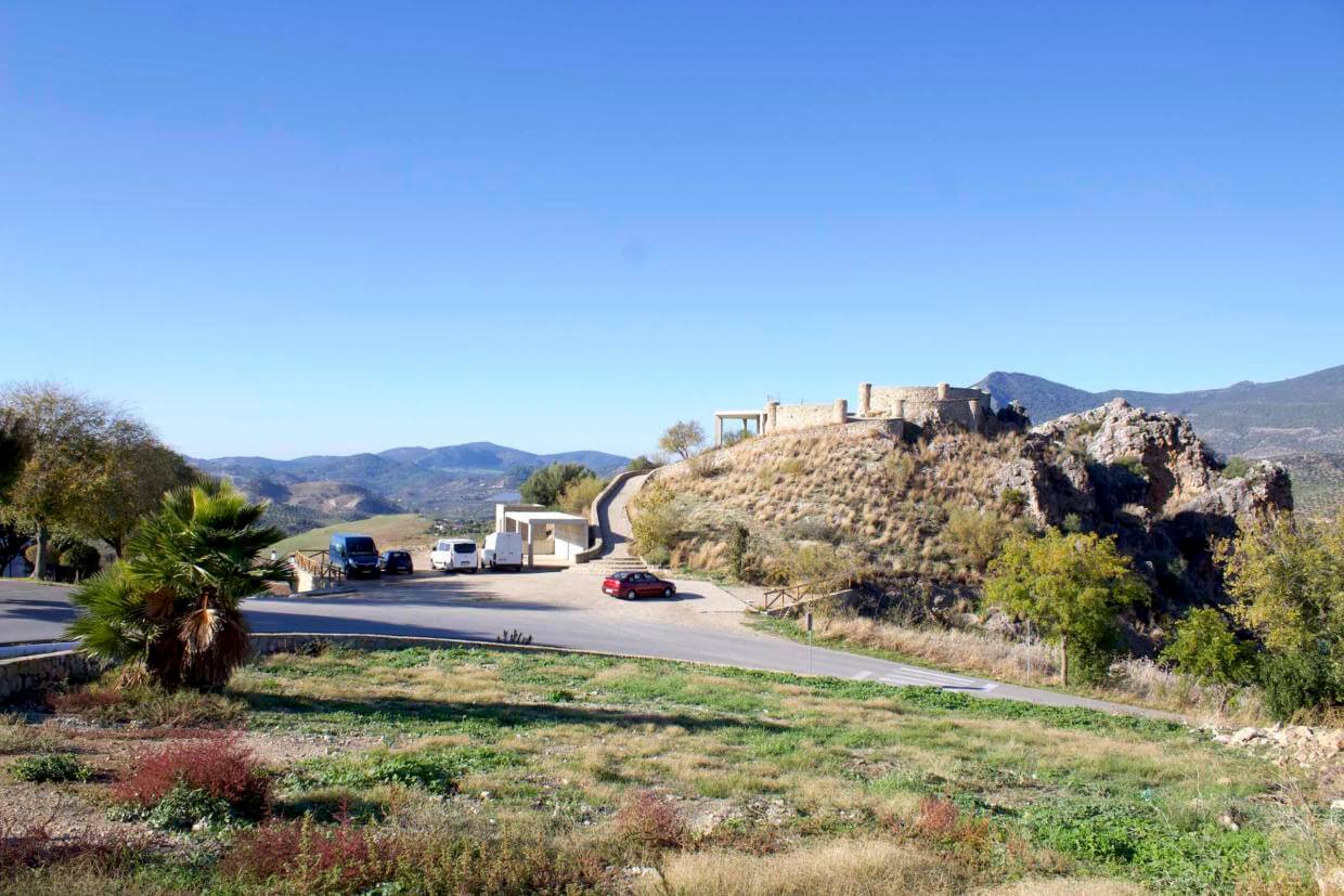 Parkplatz anten am weißen Dorf Zahara de la Sierra direkt neben der Aussichtsplattform