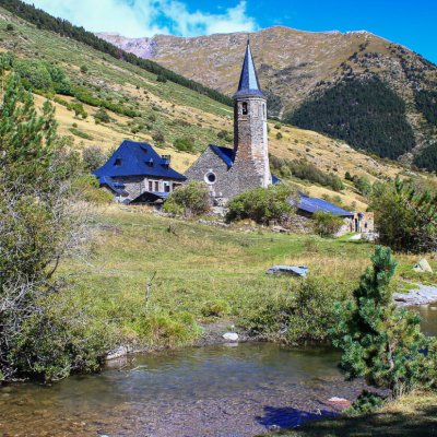 Santuario Montgarri am Fluss
